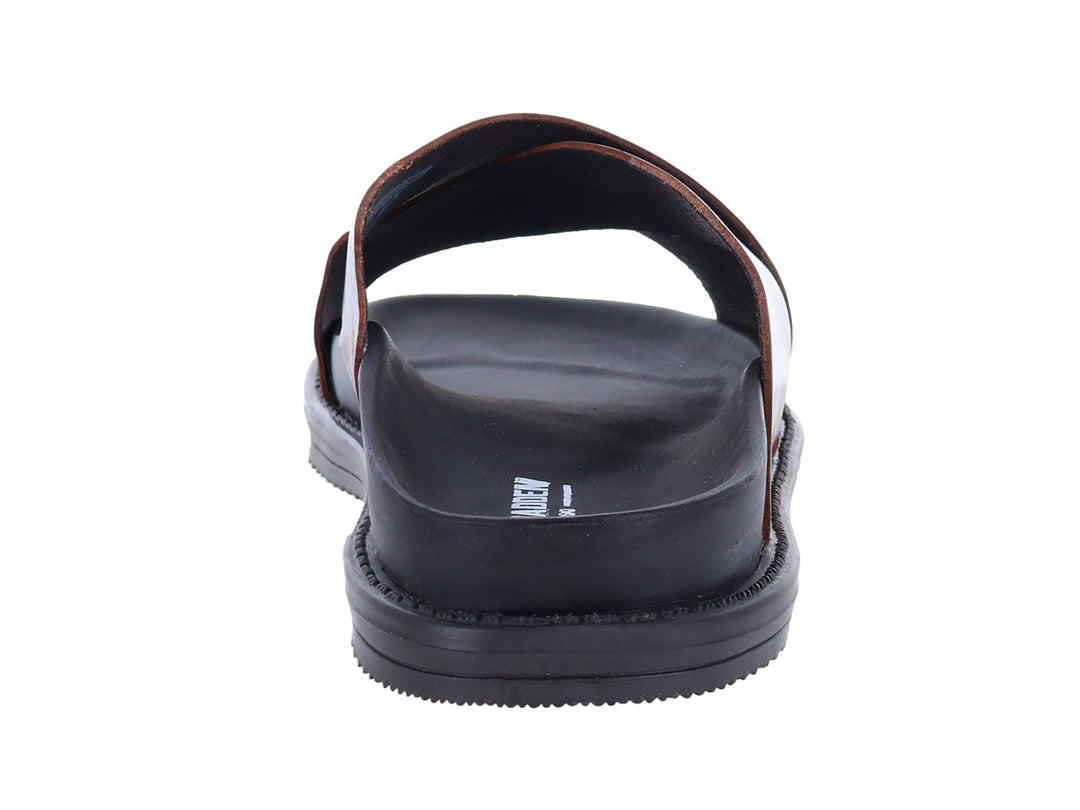 Sandalias Steve Madden color tan con tiras cruzadas y suela negra.