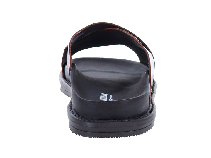 Sandalias Steve Madden color tan con tiras cruzadas y suela negra.