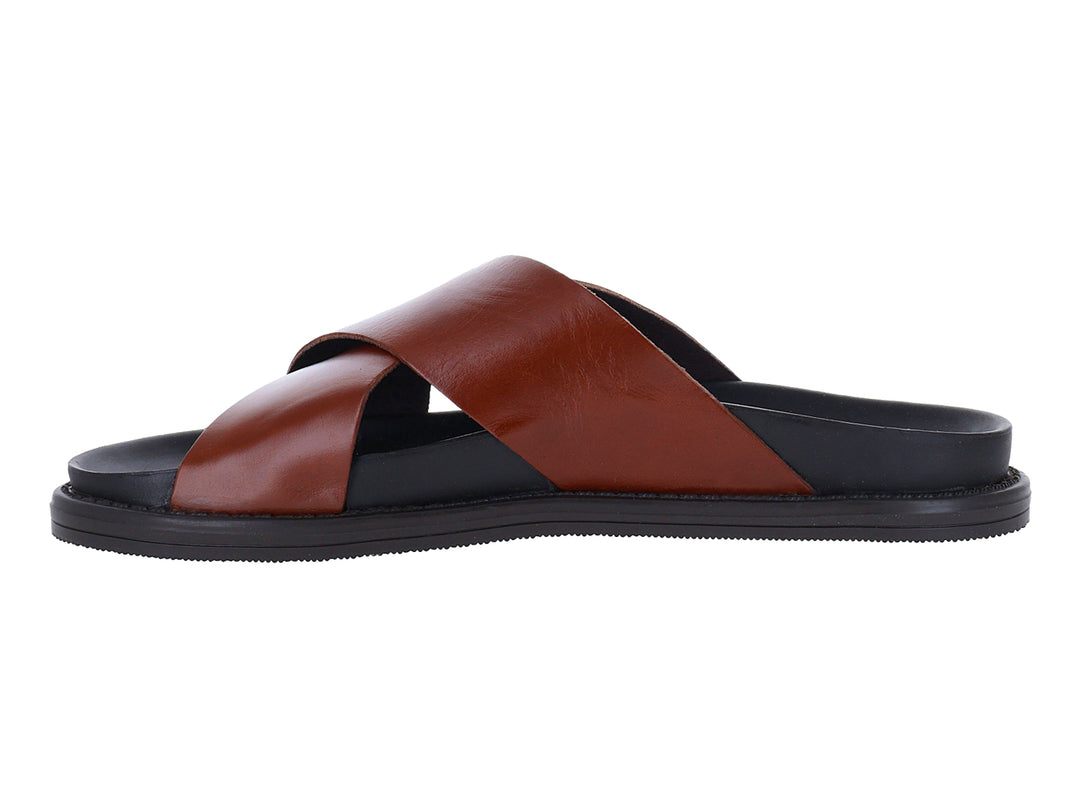 Sandalias Steve Madden color tan con tiras cruzadas y suela negra.