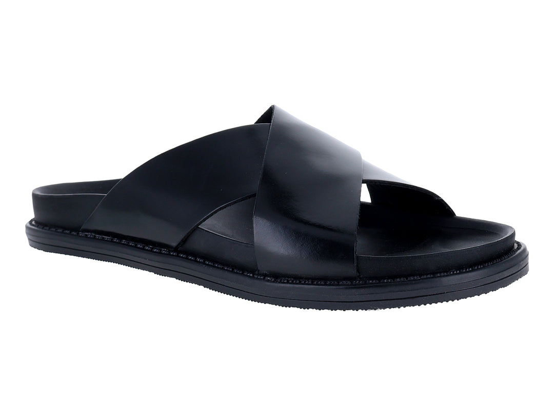 Sandalias negras formales de Steve Madden con tiras cruzadas sobre fondo blanco.