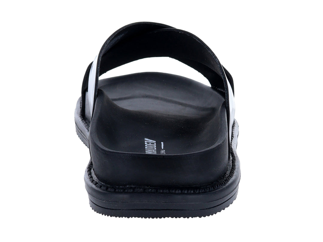 Sandalias negras formales de Steve Madden con tiras cruzadas sobre fondo blanco.