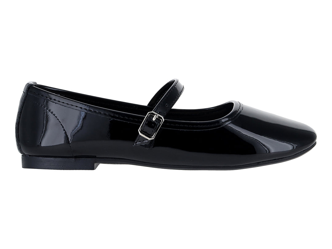 Zapato plano de charol negro con correa y hebilla plateada.