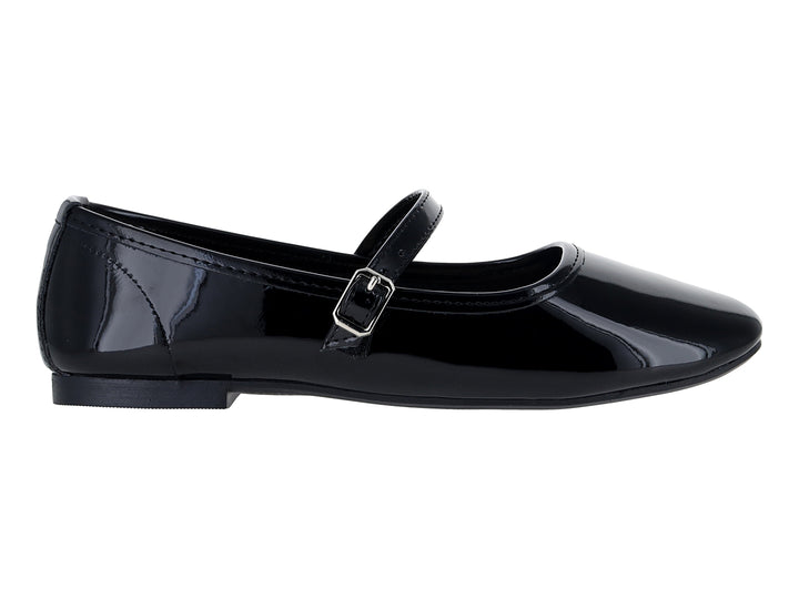 Zapato plano de charol negro con correa y hebilla plateada.