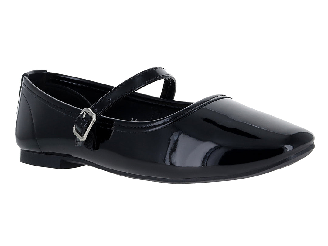 Zapato plano de charol negro con correa y hebilla plateada.