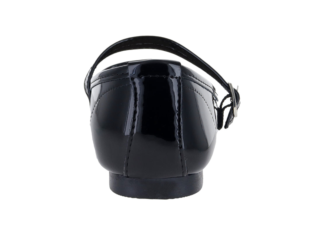 Zapato plano de charol negro con correa y hebilla plateada.