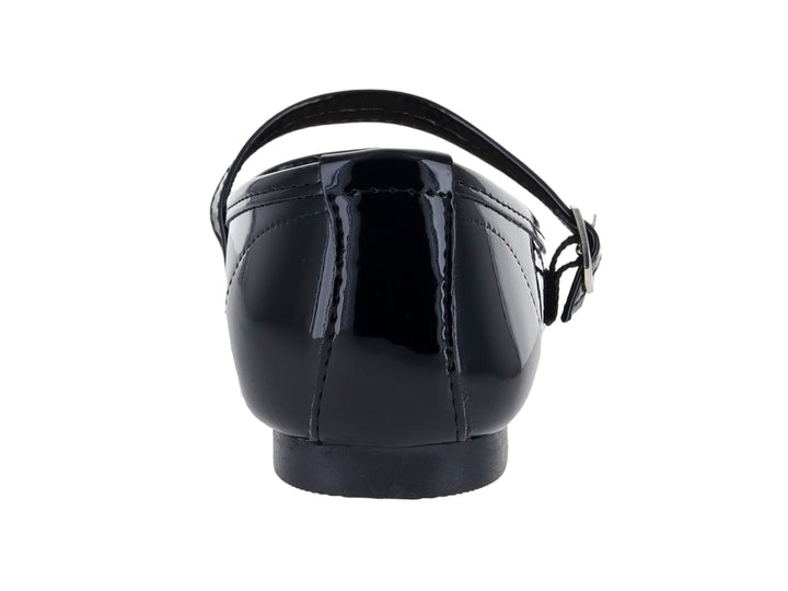 Zapato plano de charol negro con correa y hebilla plateada.