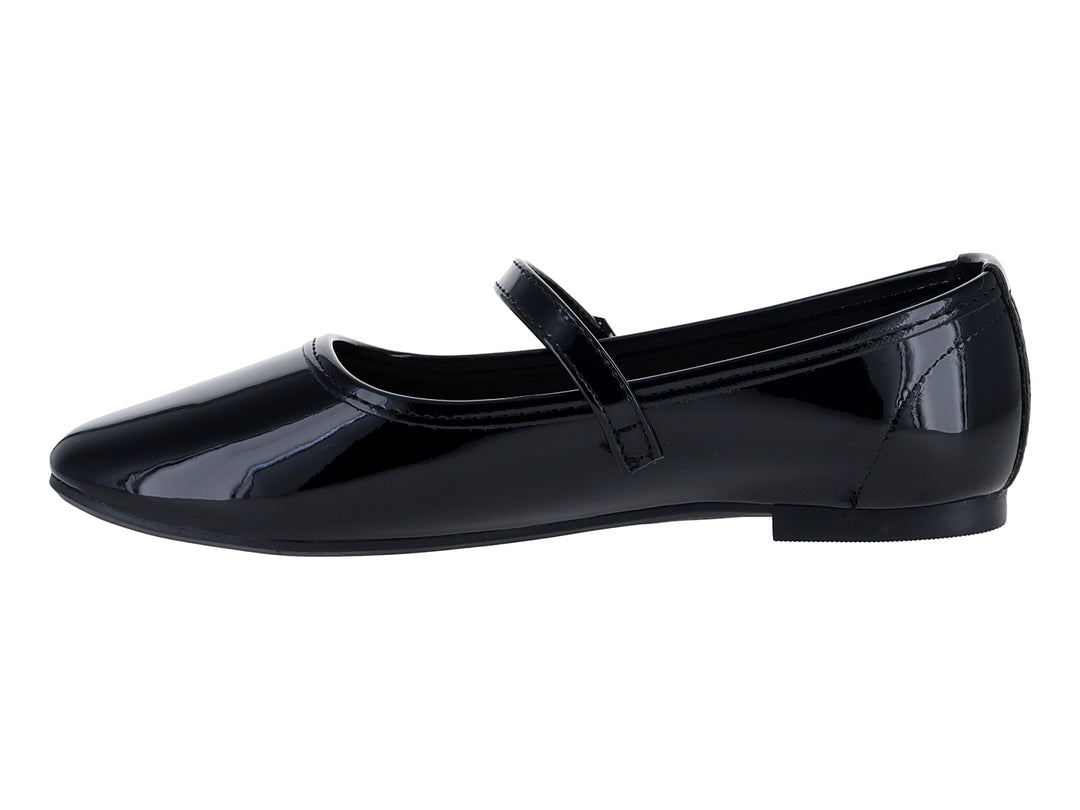 Zapato plano de charol negro con correa y hebilla plateada.