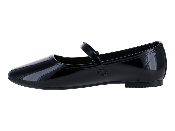 Zapato plano de charol negro con correa y hebilla plateada.