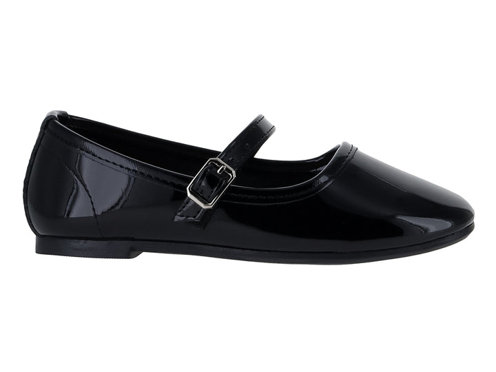 Zapato plano negro de charol con correa y hebilla plateada.