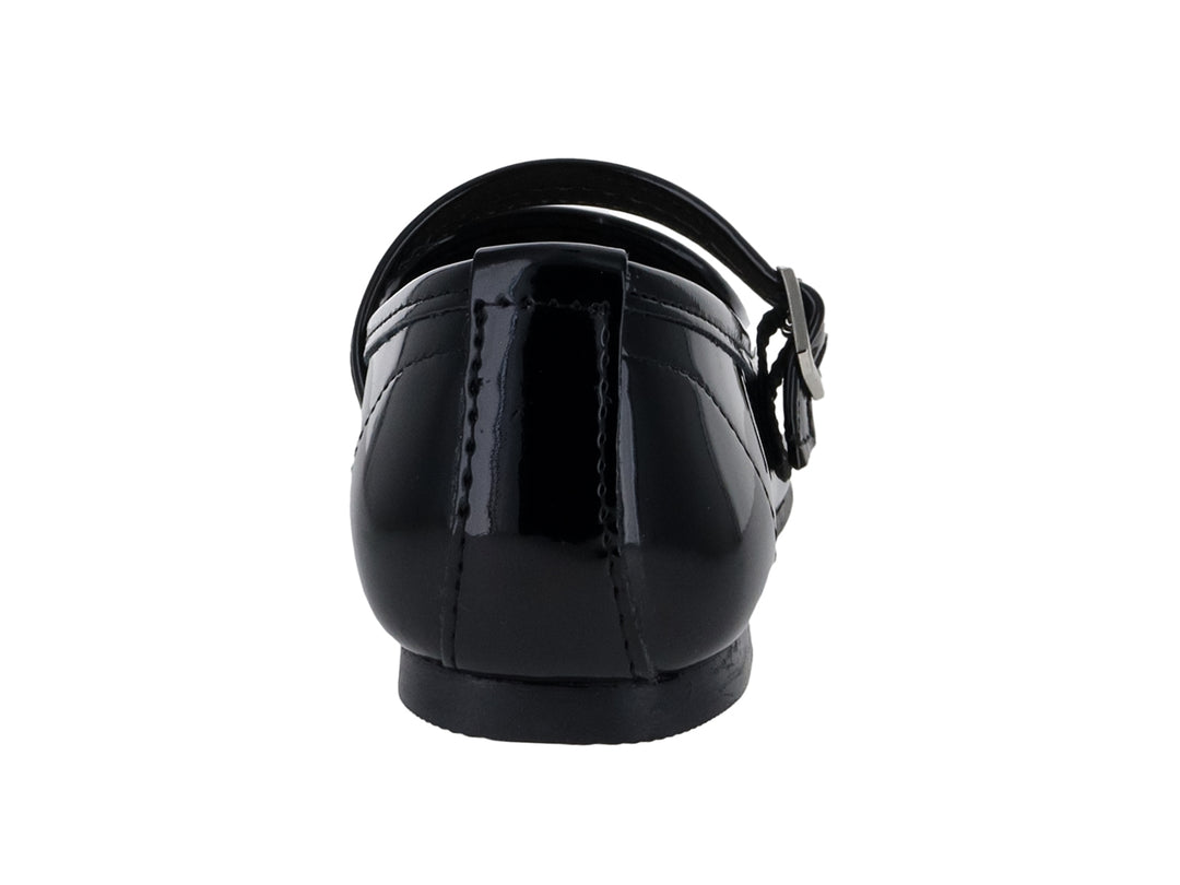 Zapato plano negro de charol con correa y hebilla plateada.