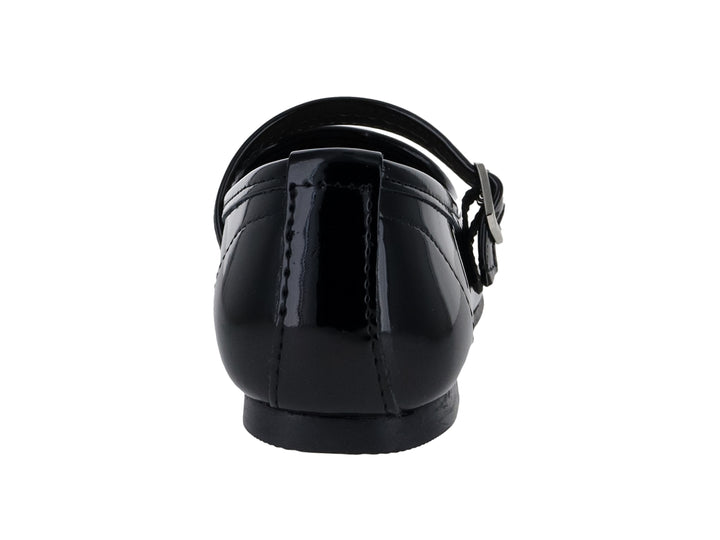 Zapato plano negro de charol con correa y hebilla plateada.