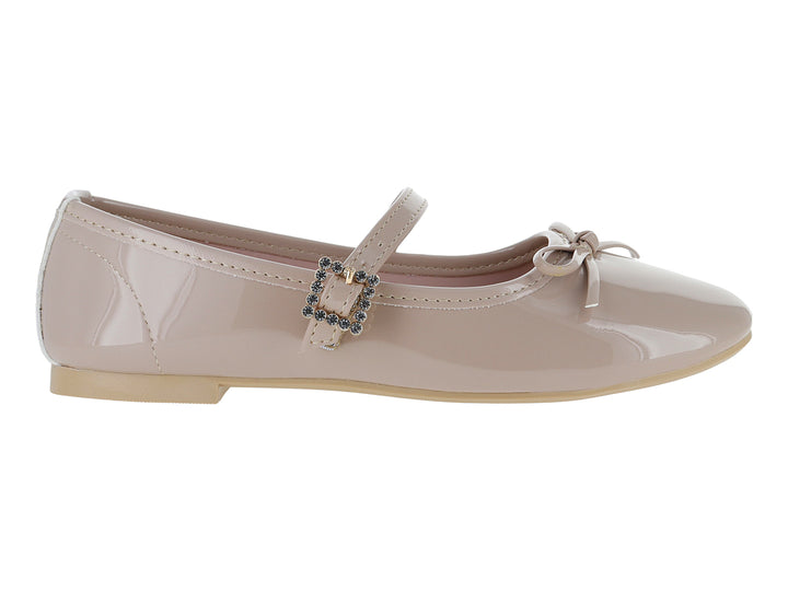Zapato plano color beige de charol brillante con moño y correa con hebilla decorativa.