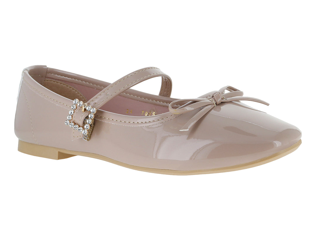 Zapato plano color beige de charol brillante con moño y correa con hebilla decorativa.