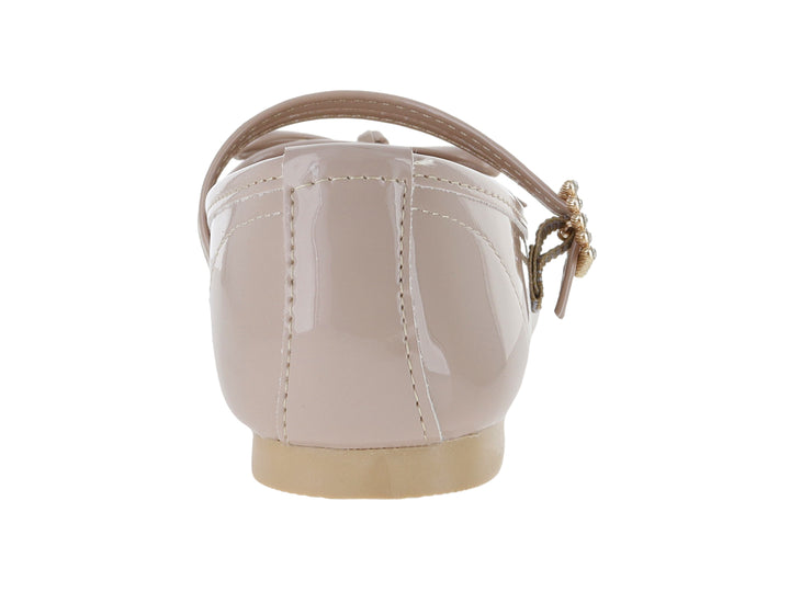 Zapato plano color beige de charol brillante con moño y correa con hebilla decorativa.