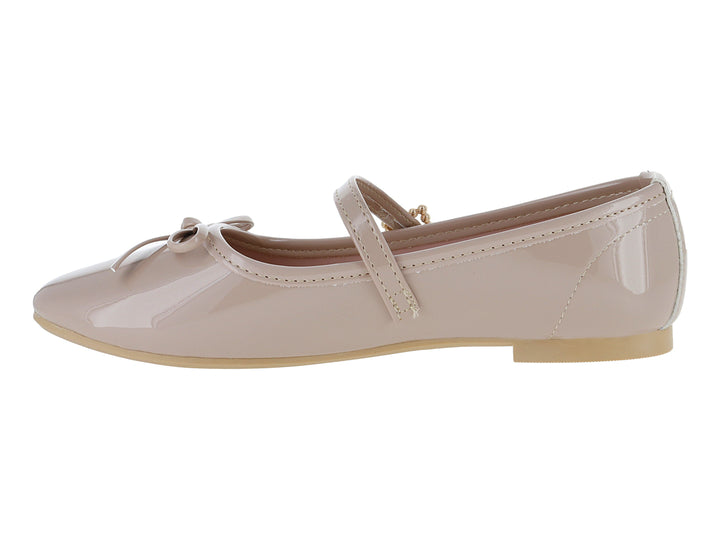 Zapato plano color beige de charol brillante con moño y correa con hebilla decorativa.