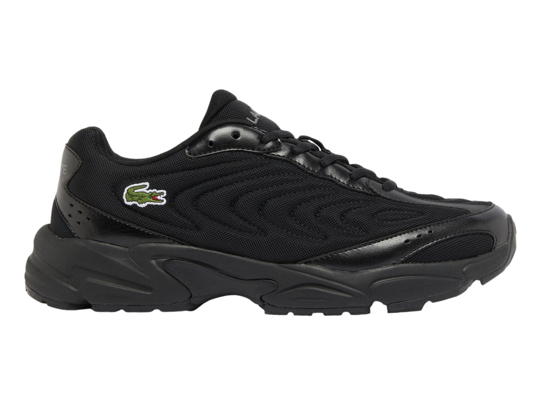Tenis deportivos Lacoste en color negro con suela gruesa y detalles en malla.
