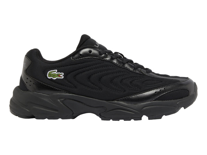 Tenis deportivos Lacoste en color negro con suela gruesa y detalles en malla.