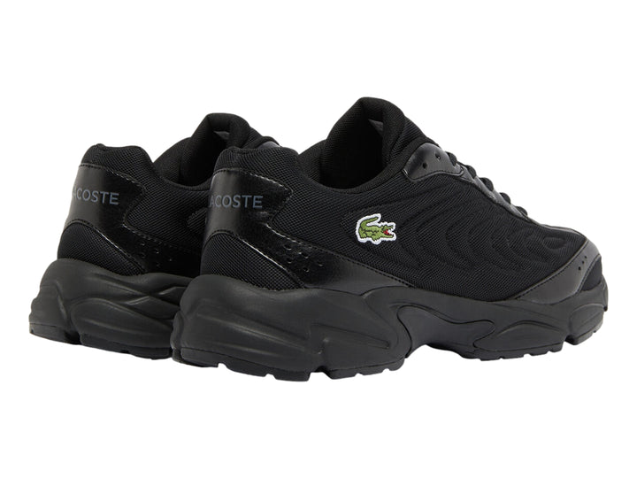 Tenis deportivos Lacoste en color negro con suela gruesa y detalles en malla.