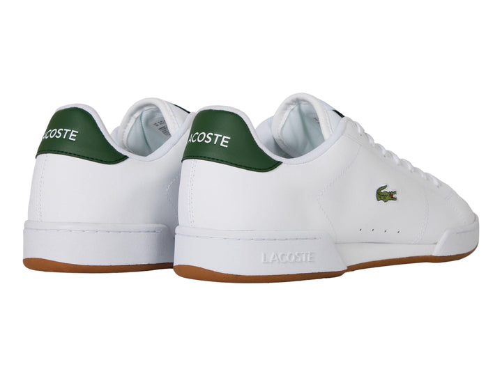 Tenis blancos Lacoste con detalle verde en el talón y suela color café.