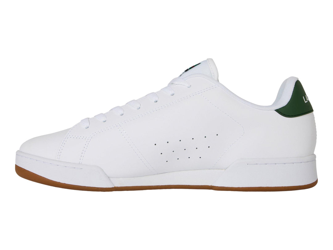 Tenis blancos Lacoste con detalle verde en el talón y suela color café.