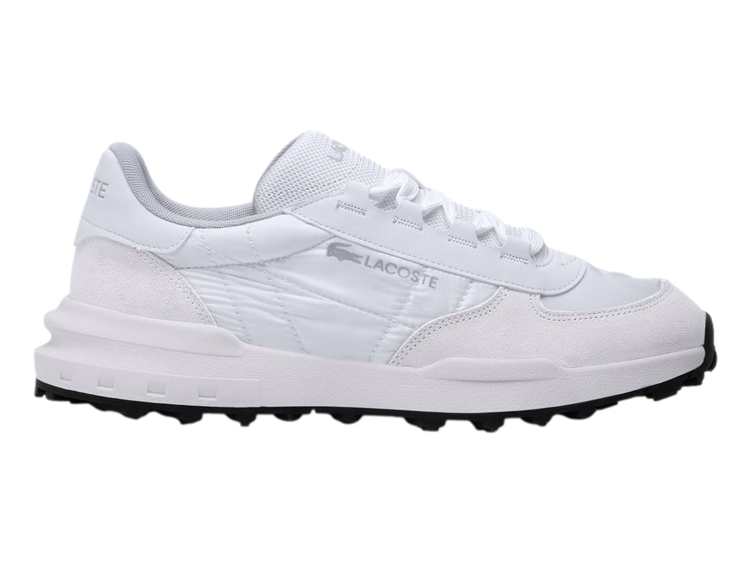 Tenis deportivos Lacoste color blanco con suela negra y detalles en relieve, vista lateral.