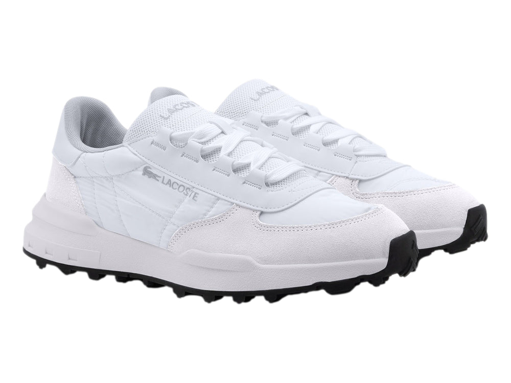 Tenis deportivos Lacoste color blanco con suela negra y detalles en relieve, vista lateral.