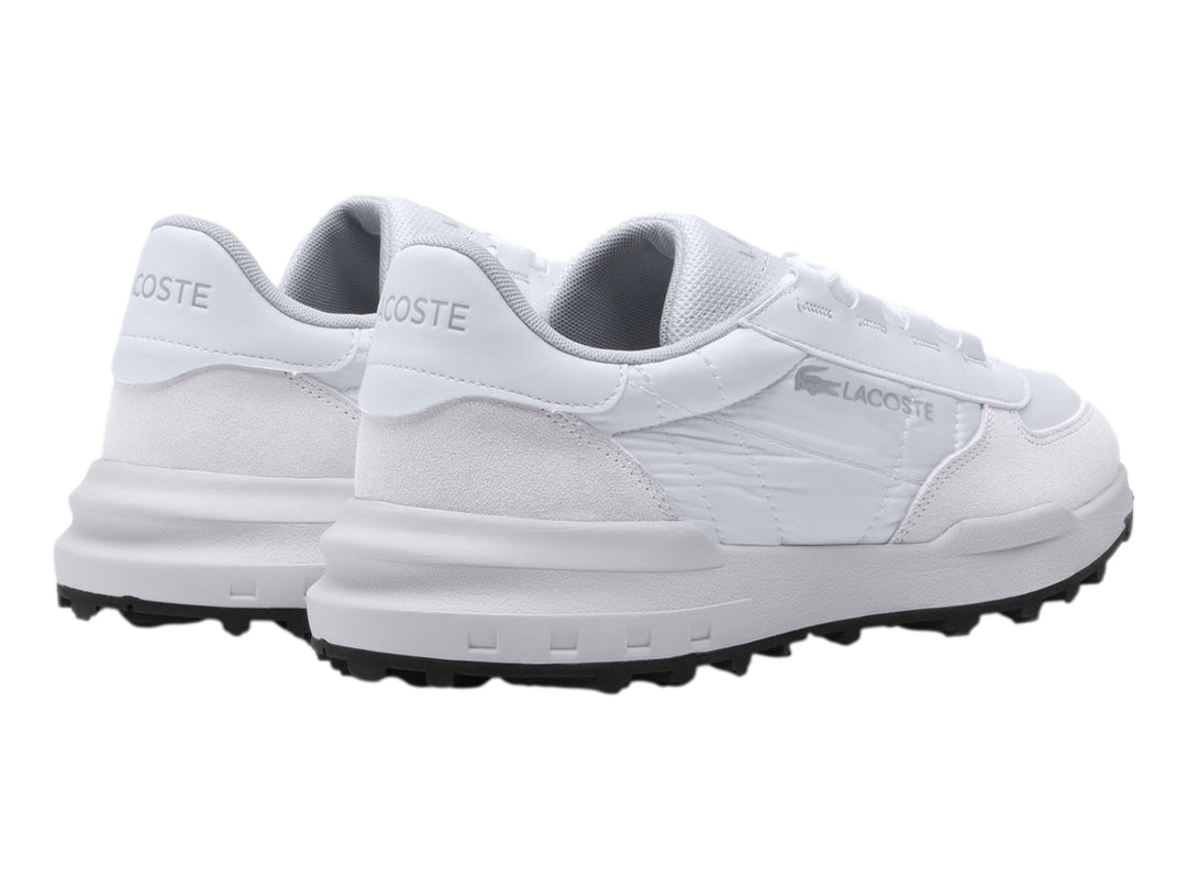 Tenis deportivos Lacoste color blanco con suela negra y detalles en relieve, vista lateral.