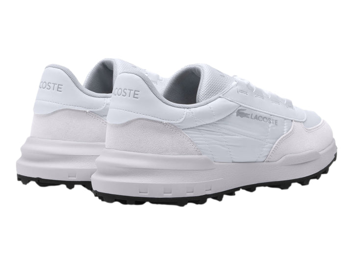 Tenis deportivos Lacoste color blanco con suela negra y detalles en relieve, vista lateral.