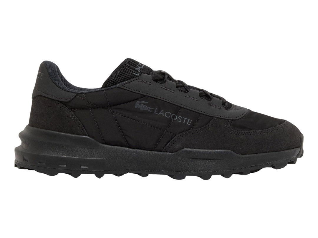 Tenis deportivos Lacoste color negro con suela robusta y logotipo lateral.