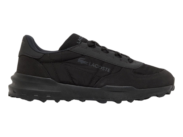 Tenis deportivos Lacoste color negro con suela robusta y logotipo lateral.