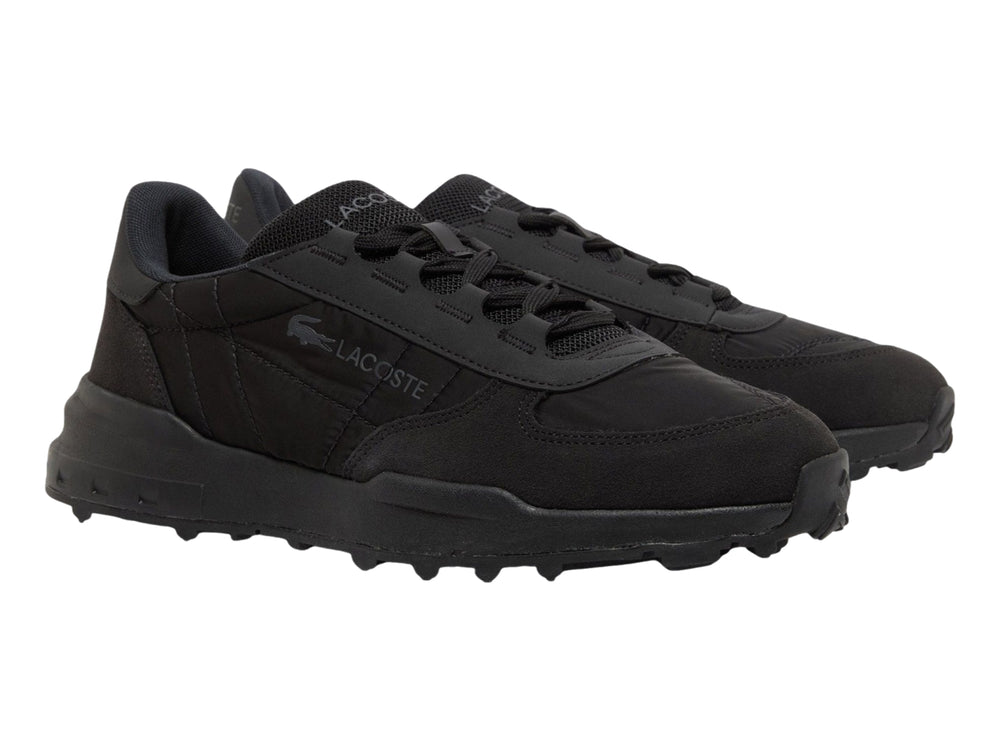 Tenis deportivos Lacoste color negro con suela robusta y logotipo lateral.
