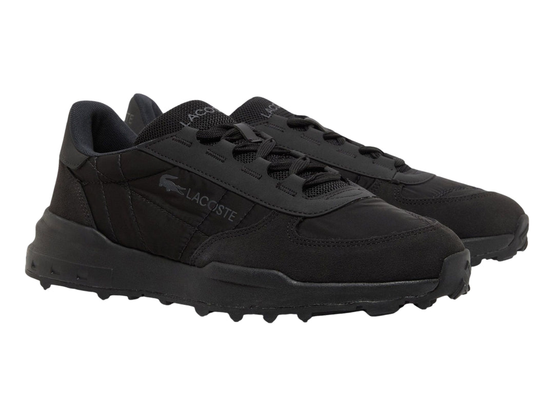 Tenis deportivos Lacoste color negro con suela robusta y logotipo lateral.