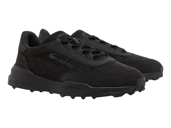Tenis deportivos Lacoste color negro con suela robusta y logotipo lateral.