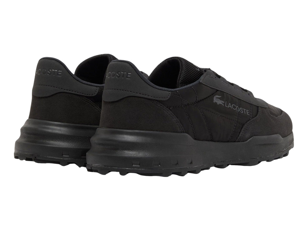 Tenis deportivos Lacoste color negro con suela robusta y logotipo lateral.