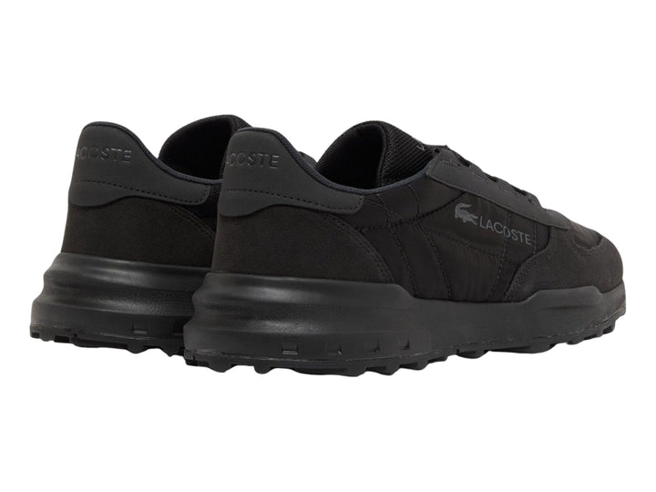 Tenis deportivos Lacoste color negro con suela robusta y logotipo lateral.