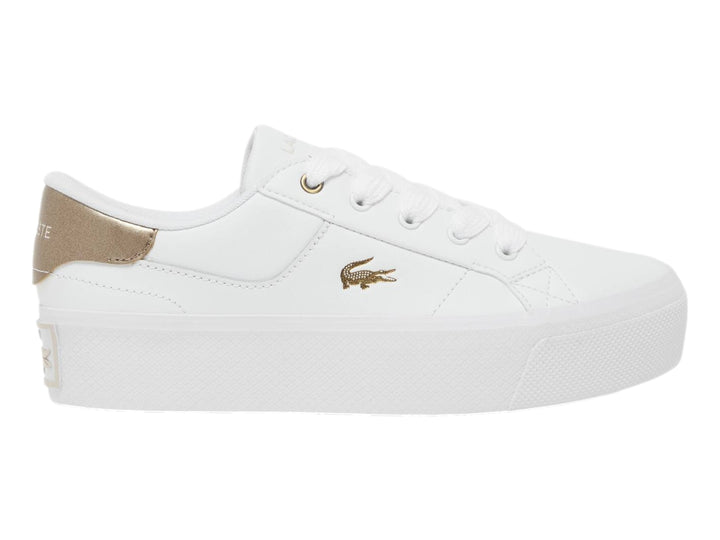Tenis Lacoste blancos de plataforma con detalles en color dorado en el talón y logotipo lateral.