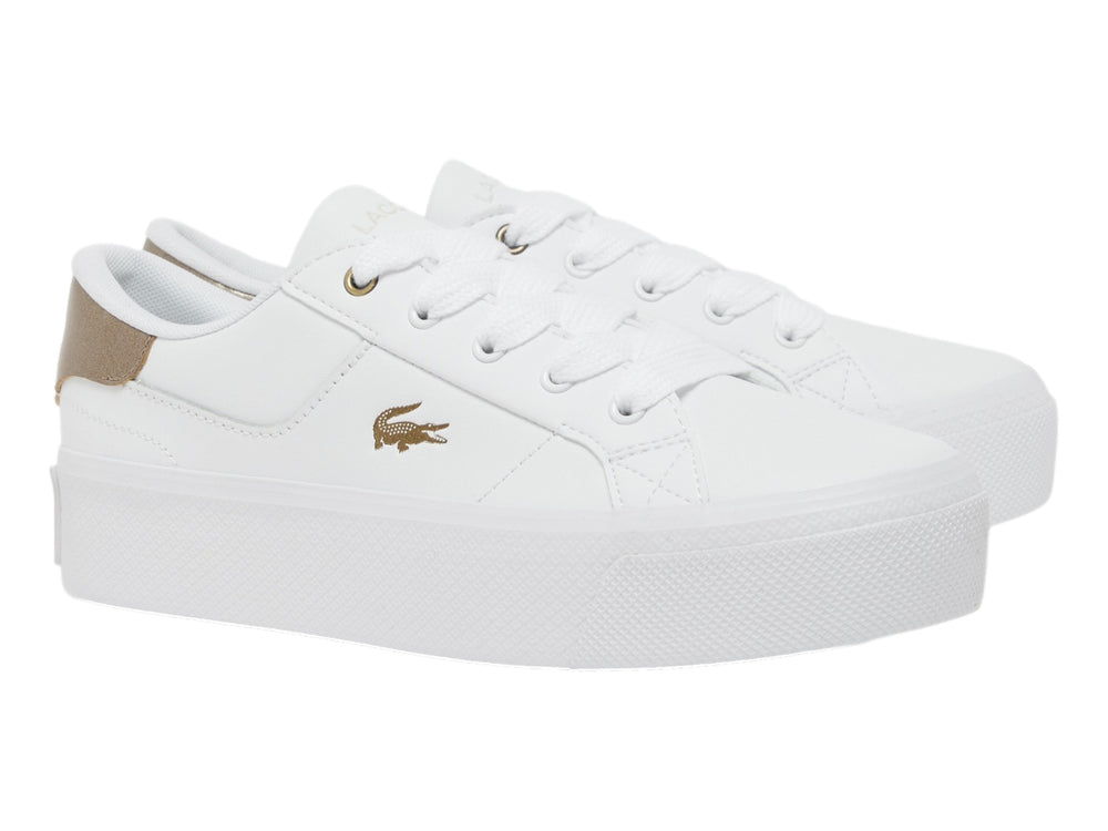 Tenis Lacoste blancos de plataforma con detalles en color dorado en el talón y logotipo lateral.