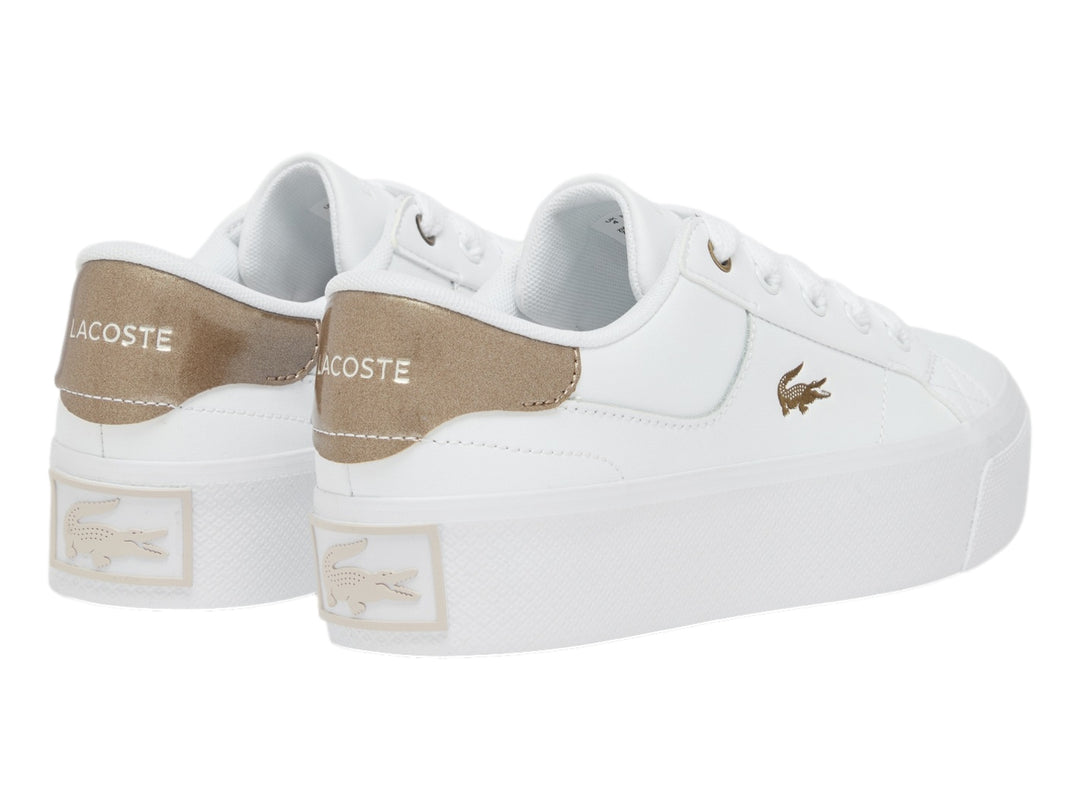 Tenis Lacoste blancos de plataforma con detalles en color dorado en el talón y logotipo lateral.