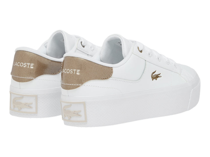 Tenis Lacoste blancos de plataforma con detalles en color dorado en el talón y logotipo lateral.