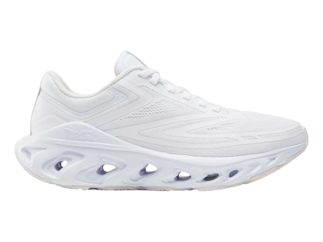 Tenis deportivos Reebok Fuel Flex Run en color blanco con suela geométrica amortiguada.
