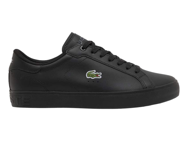 Tenis Lacoste Powercourt de color negro con logotipo del cocodrilo en el costado.