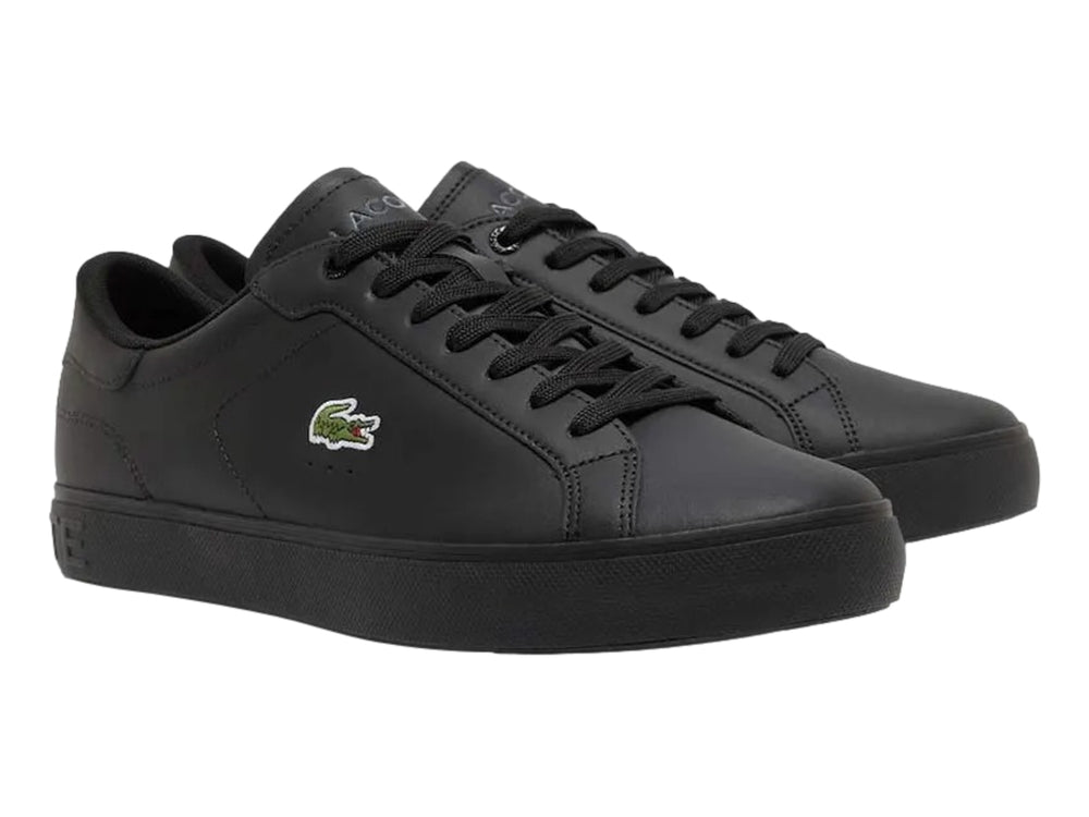 Tenis Lacoste Powercourt de color negro con logotipo del cocodrilo en el costado.