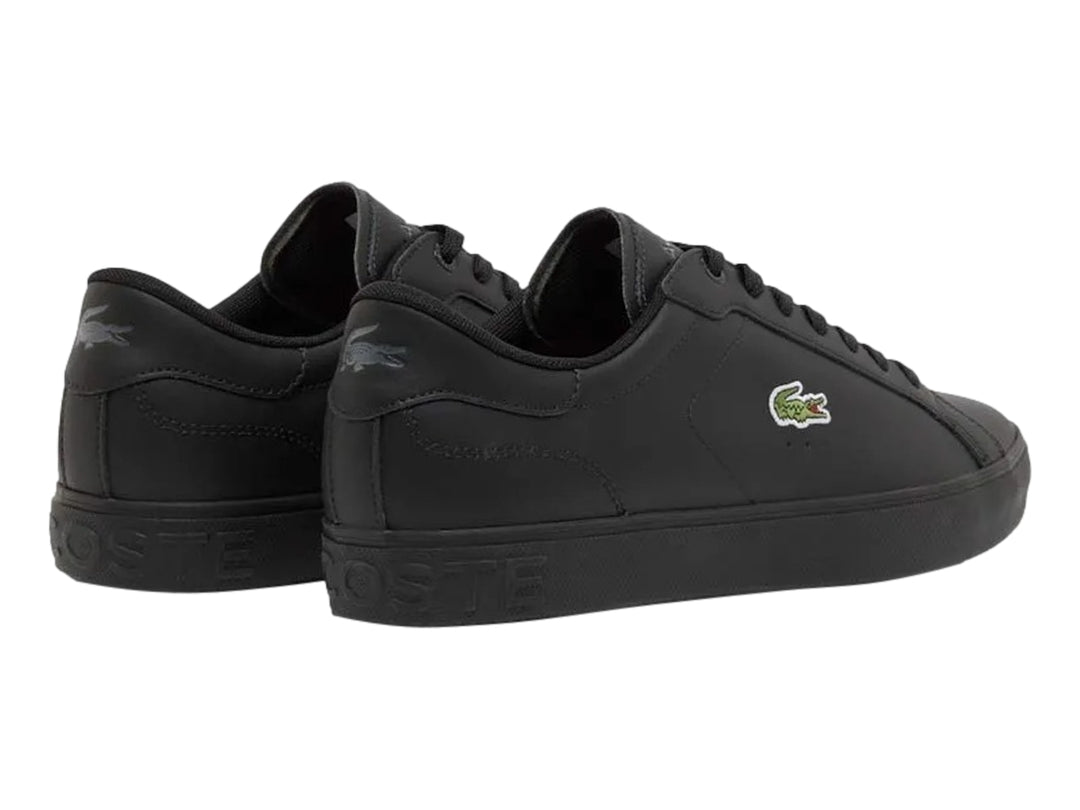 Tenis Lacoste Powercourt de color negro con logotipo del cocodrilo en el costado.