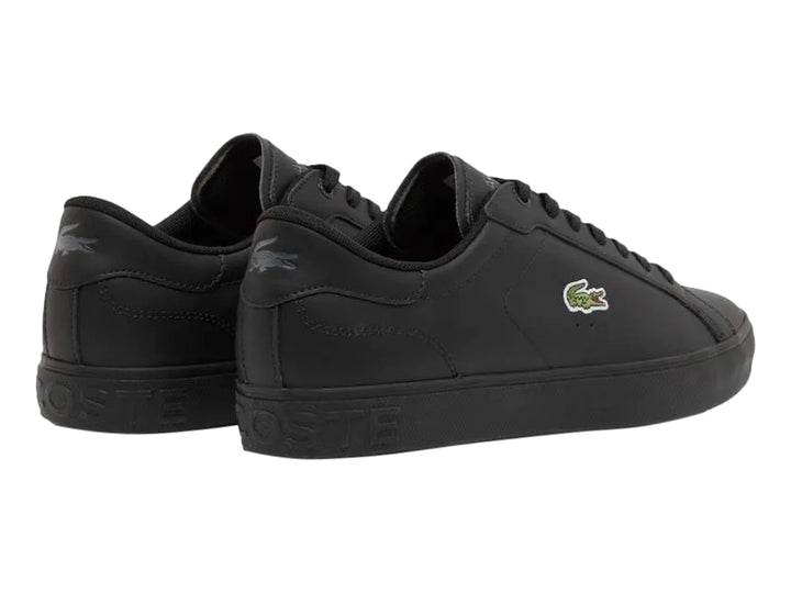 Tenis Lacoste Powercourt de color negro con logotipo del cocodrilo en el costado.