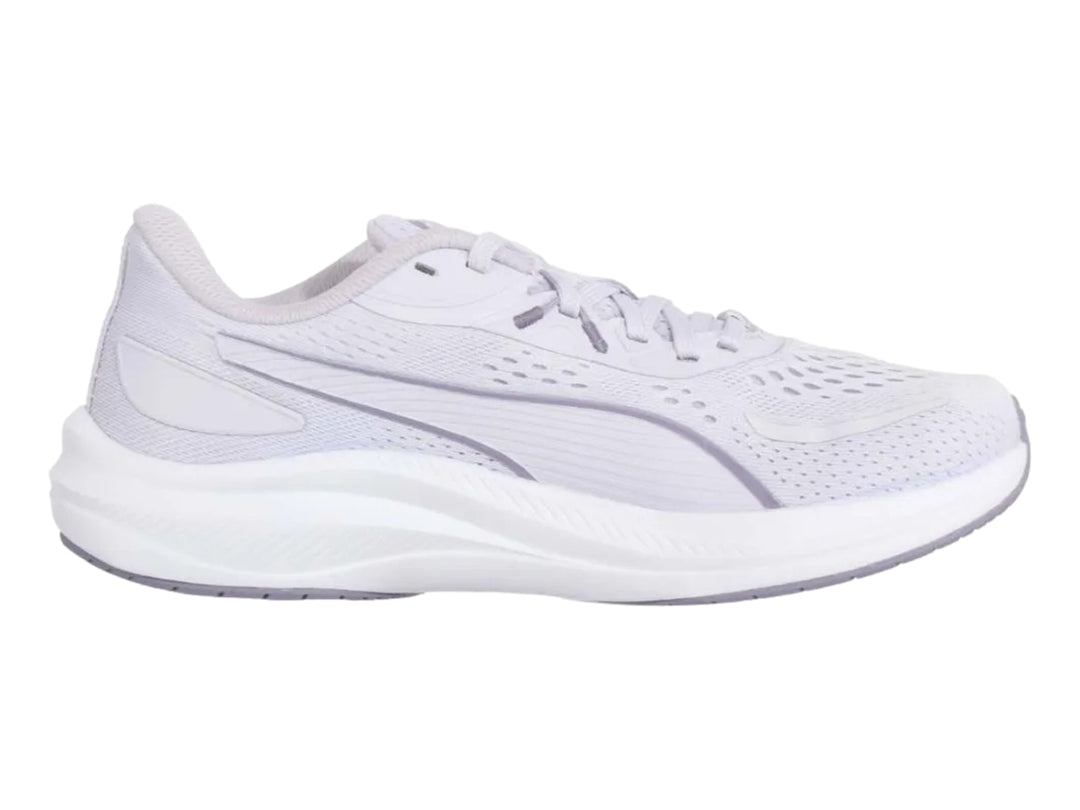 Tenis deportivos PUMA color lavanda con suela blanca para mujer.