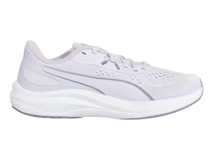 Tenis deportivos PUMA color lavanda con suela blanca para mujer.