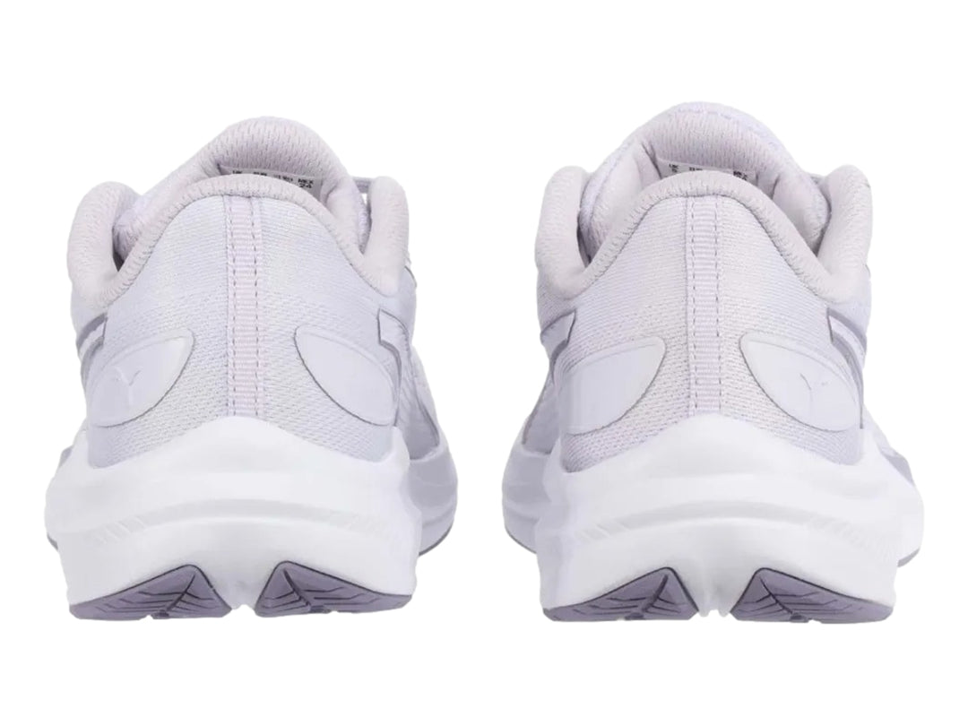 Tenis deportivos PUMA color lavanda con suela blanca para mujer.