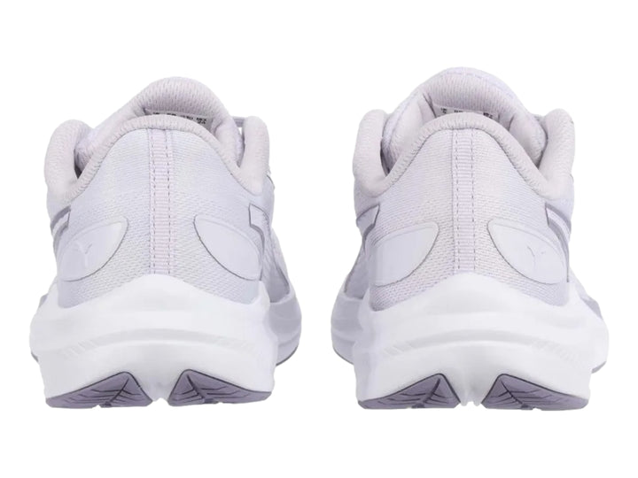 Tenis deportivos PUMA color lavanda con suela blanca para mujer.