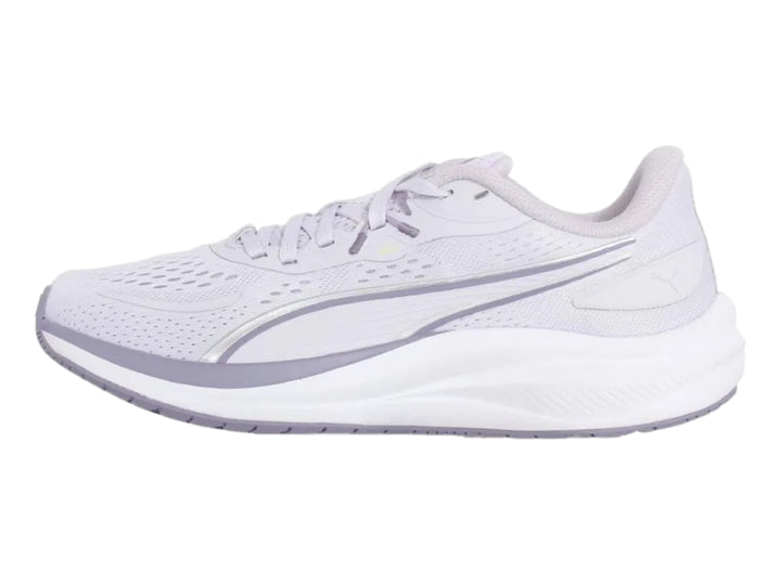 Tenis deportivos PUMA color lavanda con suela blanca para mujer.