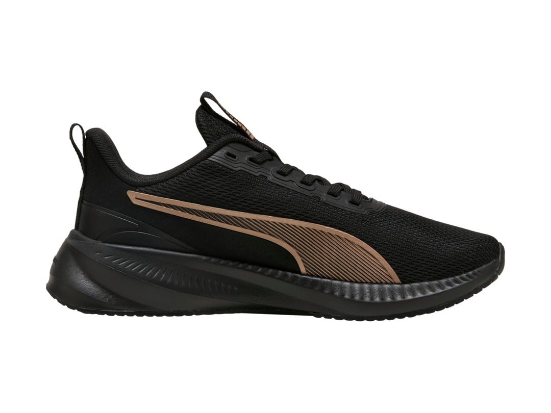 Tenis deportivos PUMA color negro con franja lateral en dorado y suela negra.